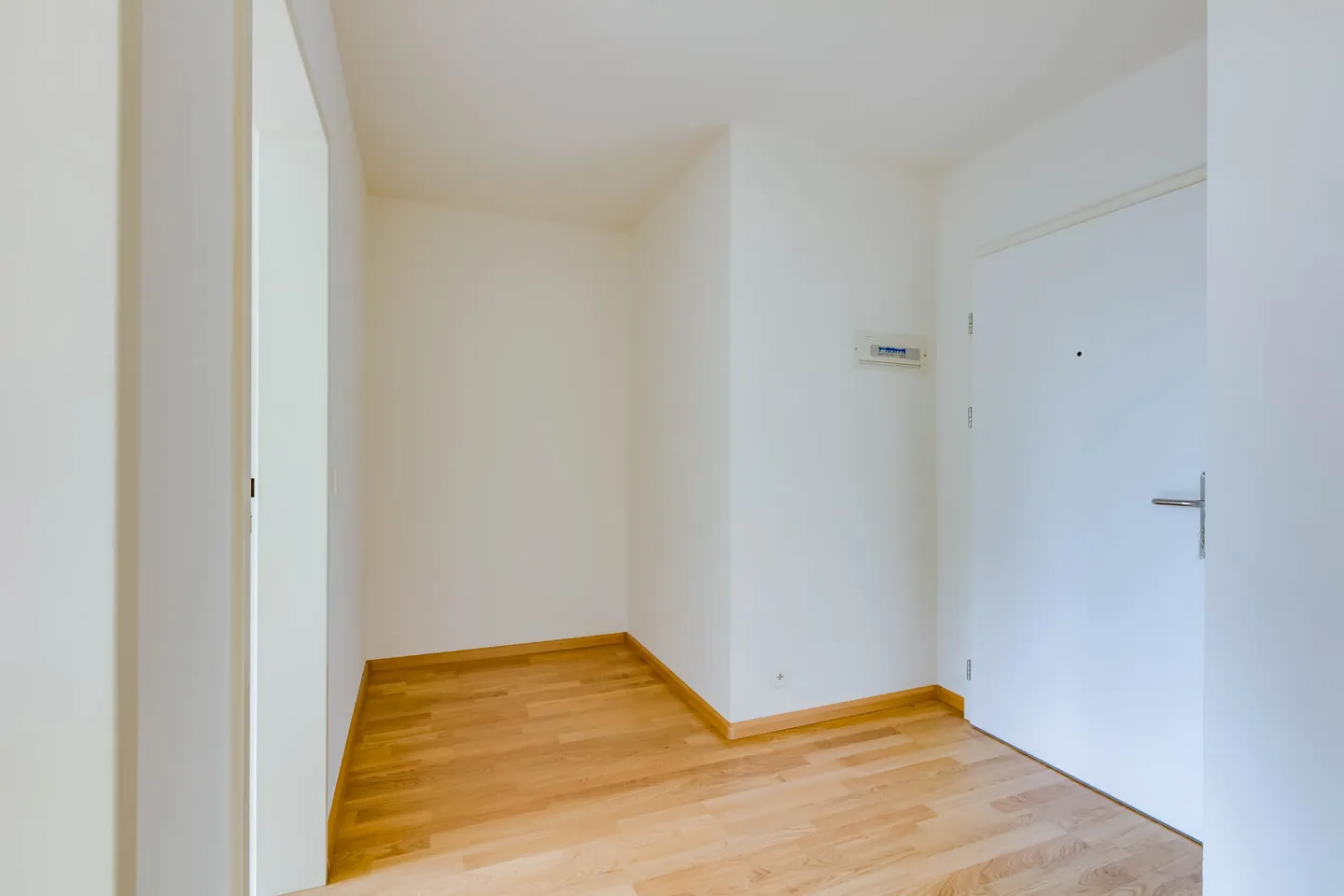Modern Apartment with Balcony - Photo 2 of 12