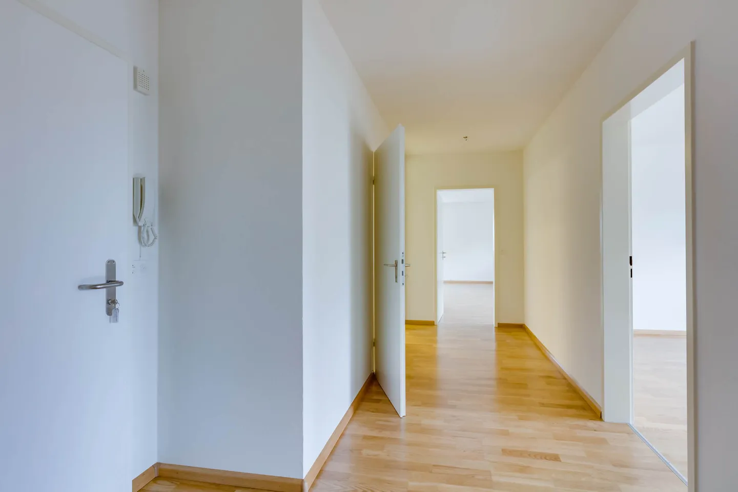 Modern Apartment with Balcony - Photo 3 of 12