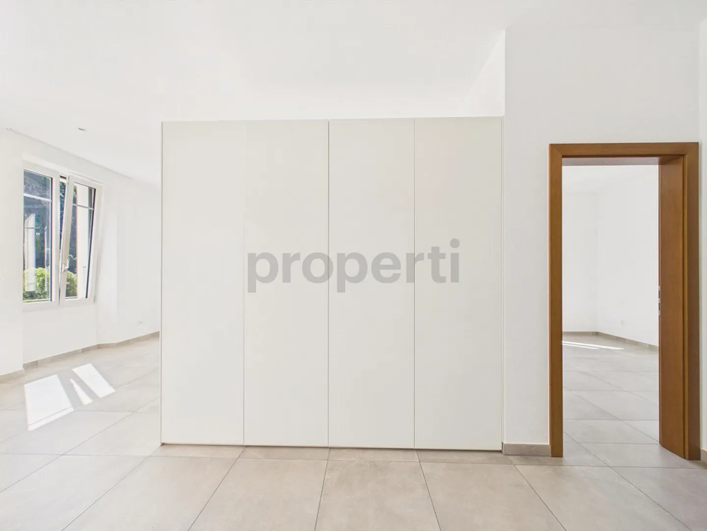 Income-generating building with available R3 building land - Photo 6 of 10