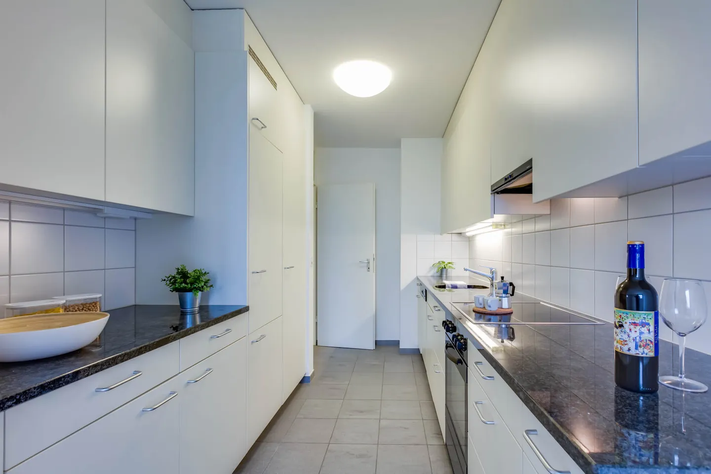 Modern Apartment with Balcony - Photo 7 of 12