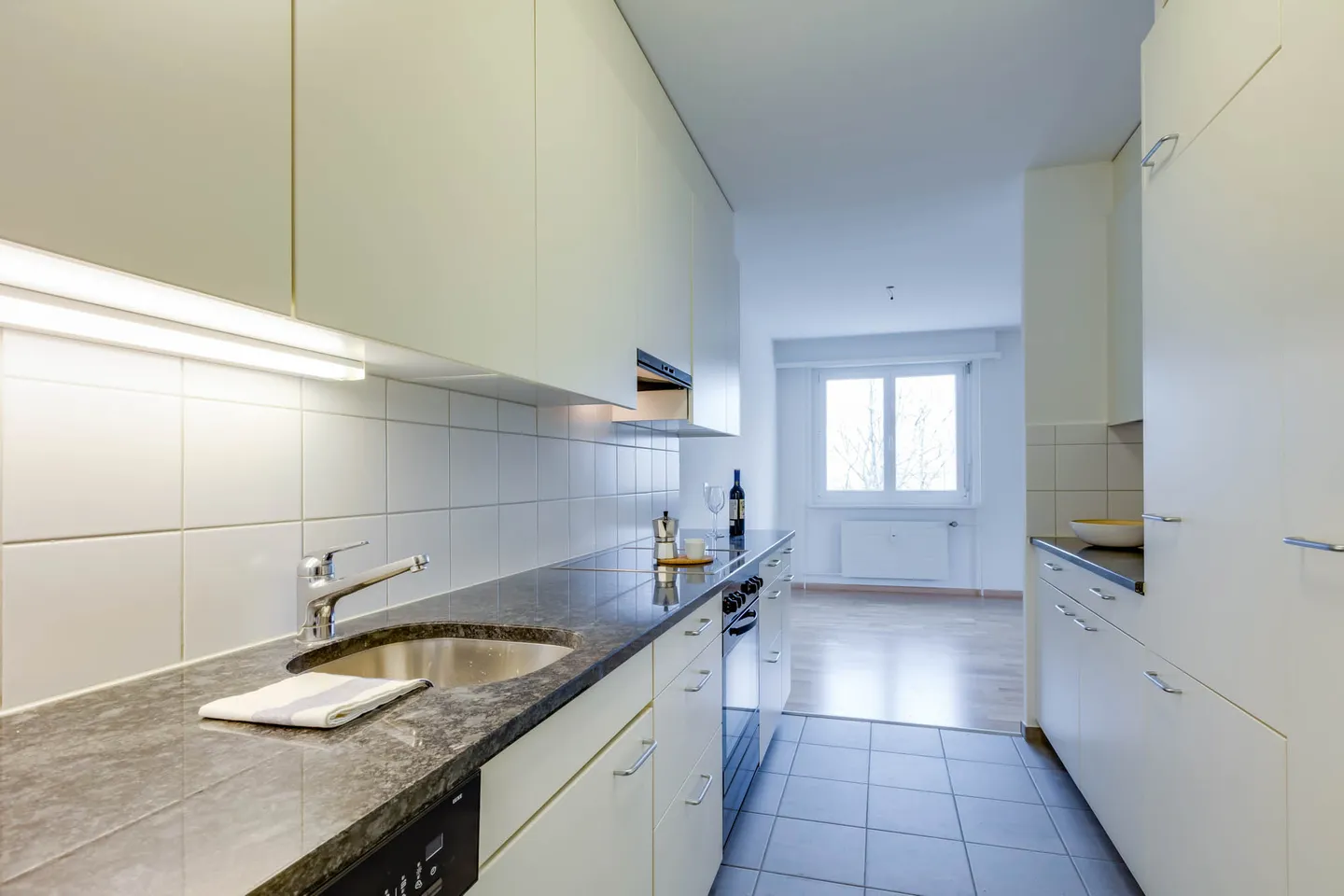Modern Apartment with Balcony - Photo 8 of 12