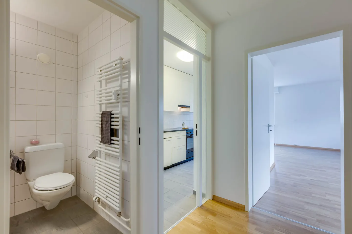 Modern Apartment with Balcony - Photo 10 of 12