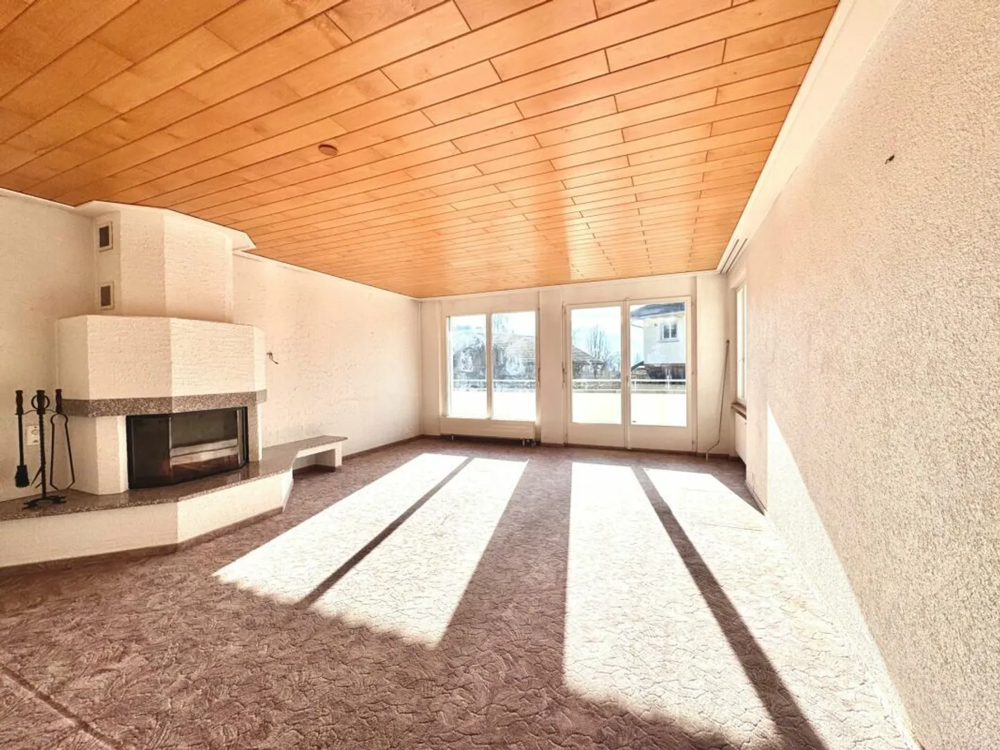 House in a quiet neighborhood with a lot of potential - Photo 4 of 8