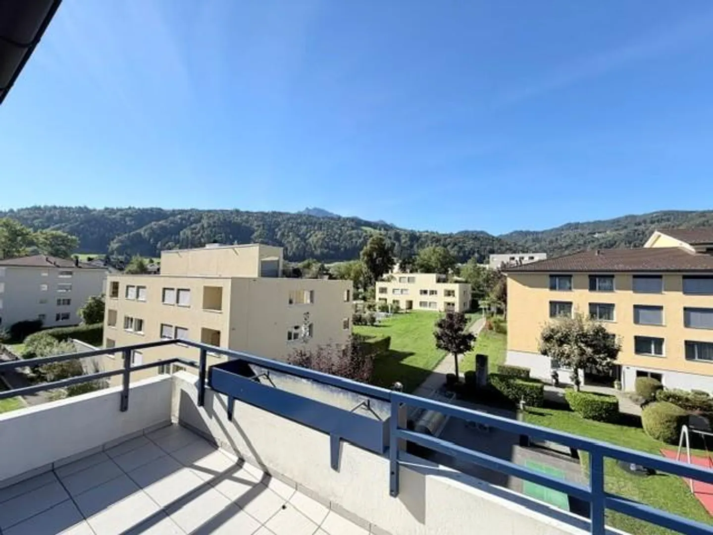 Renovated apartment with a view of Pilatus near the city center - Photo 1 of 12