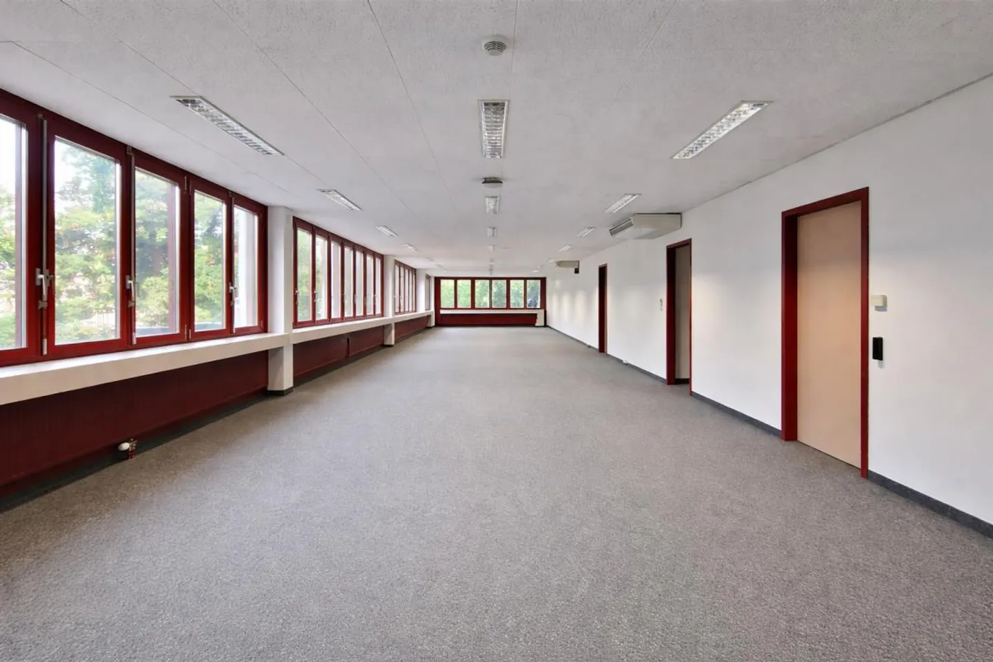 Bright offices, plug and play with access ramp! - Photo 3 of 6