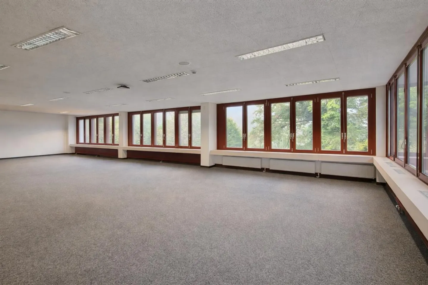 Bright offices, plug and play with access ramp! - Photo 4 of 6