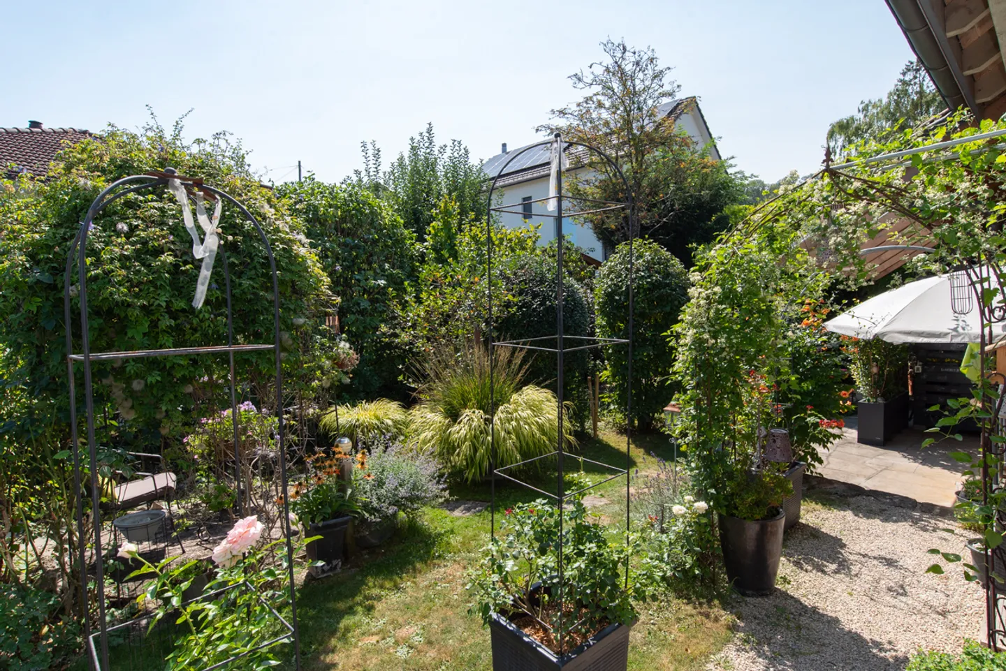 Gartenparadies trifft solide Baukunst – Ihr neues Zuhause! - Foto 5 von 13