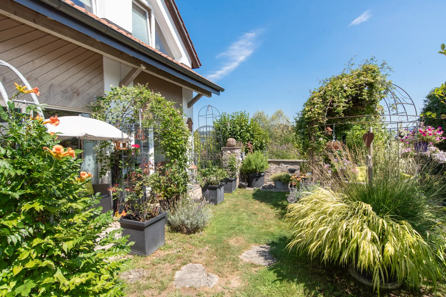 Gartenparadies trifft solide Baukunst – Ihr neues Zuhause! - Foto 7 von 13