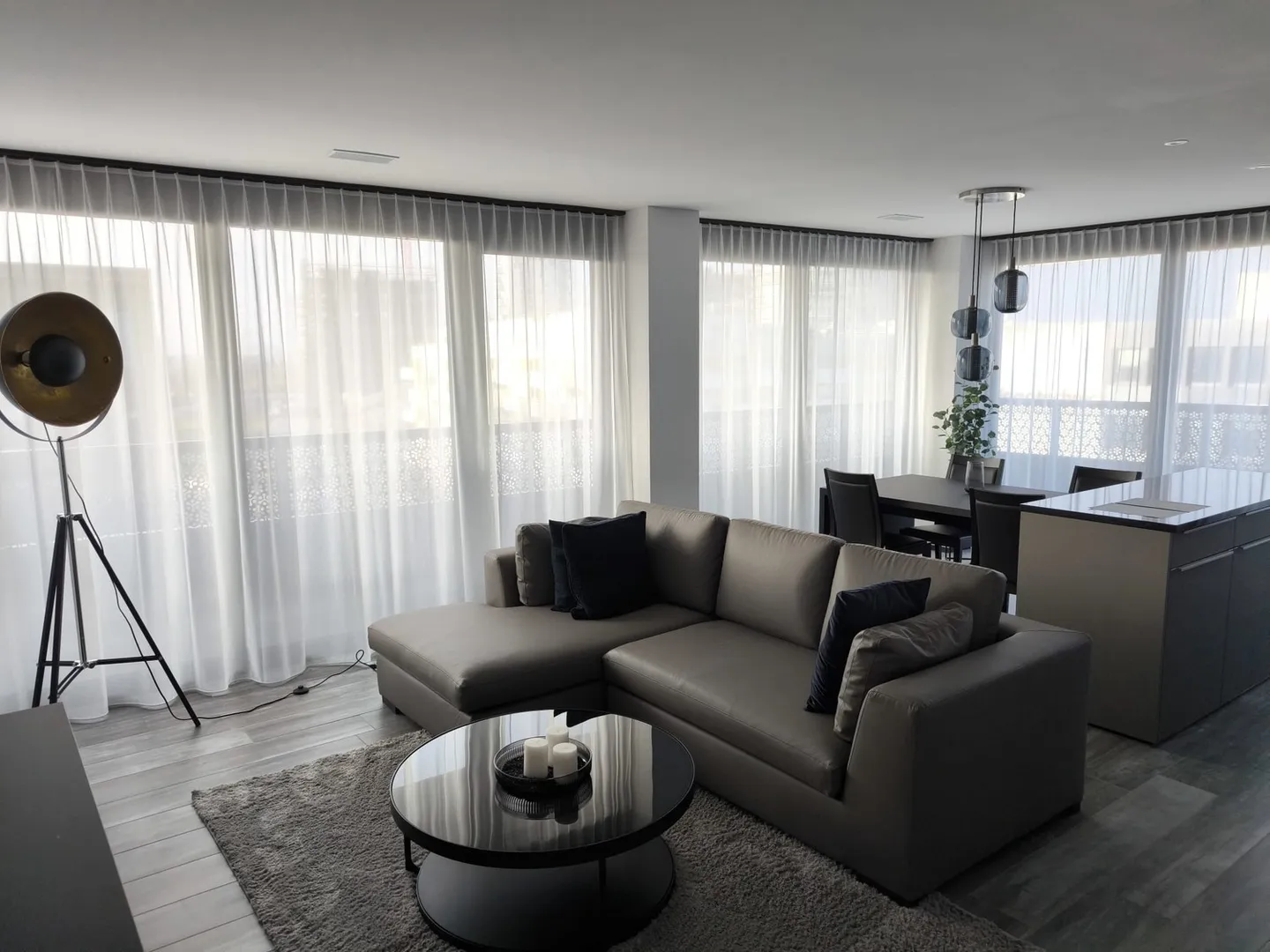 Exklusive, möblierte 2.5-Zimmerwohnung im Three Point Tower - Photo 1 of 15