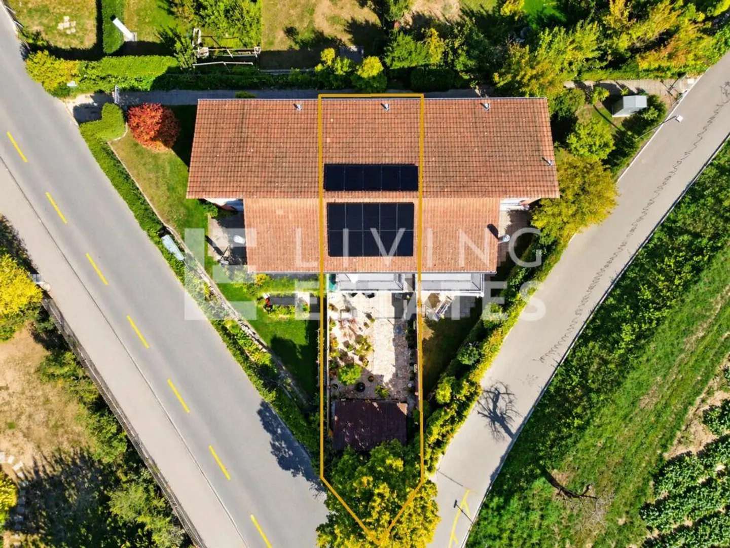 THE HEART OF IT ALL - RIGHT IN THE MIDDLE. A HOME ALL AROUND. - Photo 17 of 19