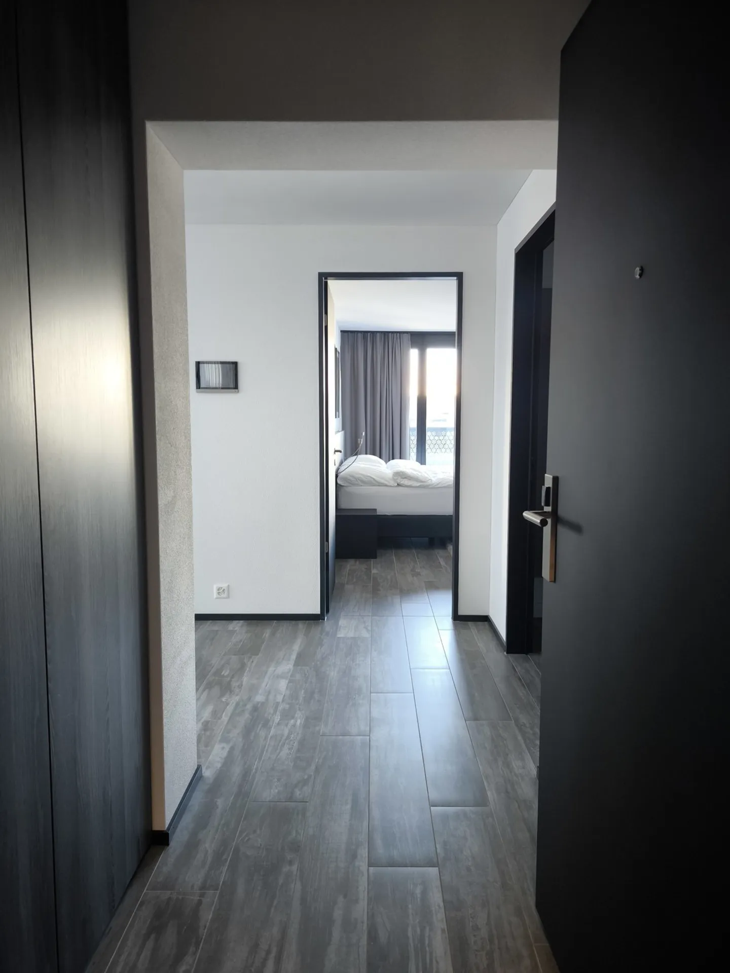 Exklusive, möblierte 2.5-Zimmerwohnung im Three Point Tower - Photo 2 of 15