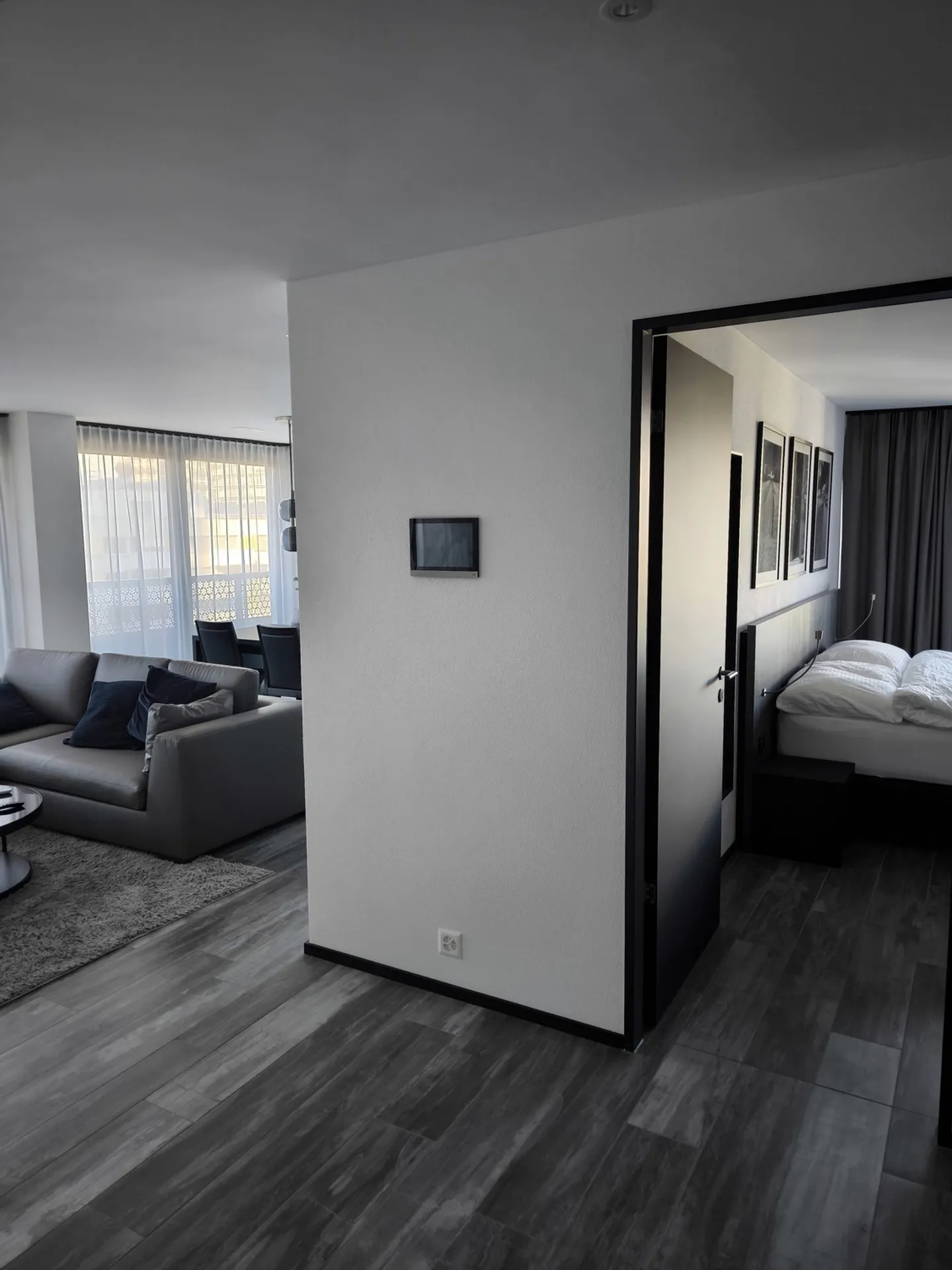 Exklusive, möblierte 2.5-Zimmerwohnung im Three Point Tower - Photo 3 of 15
