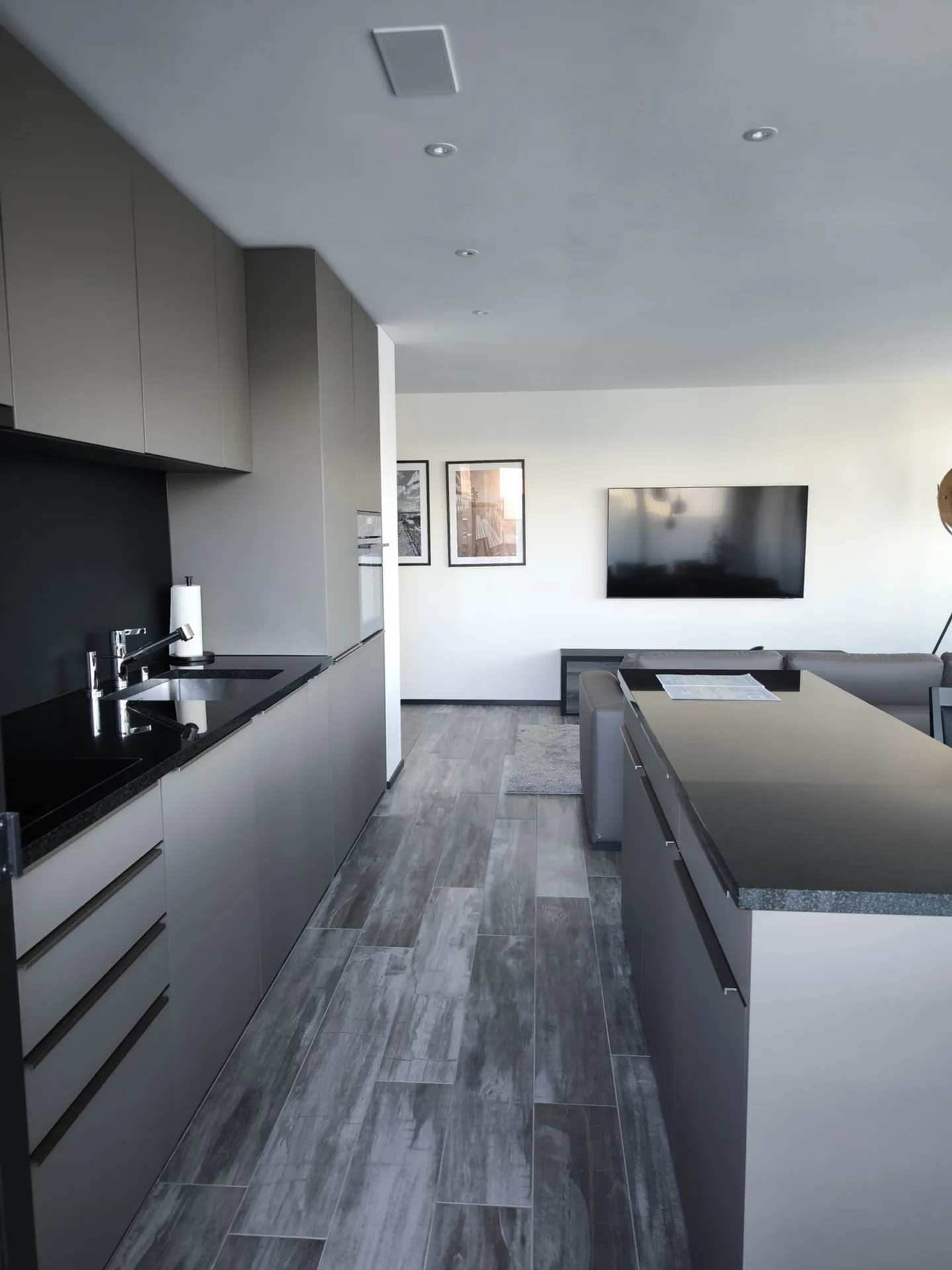 Exklusive, möblierte 2.5-Zimmerwohnung im Three Point Tower - Photo 5 of 15