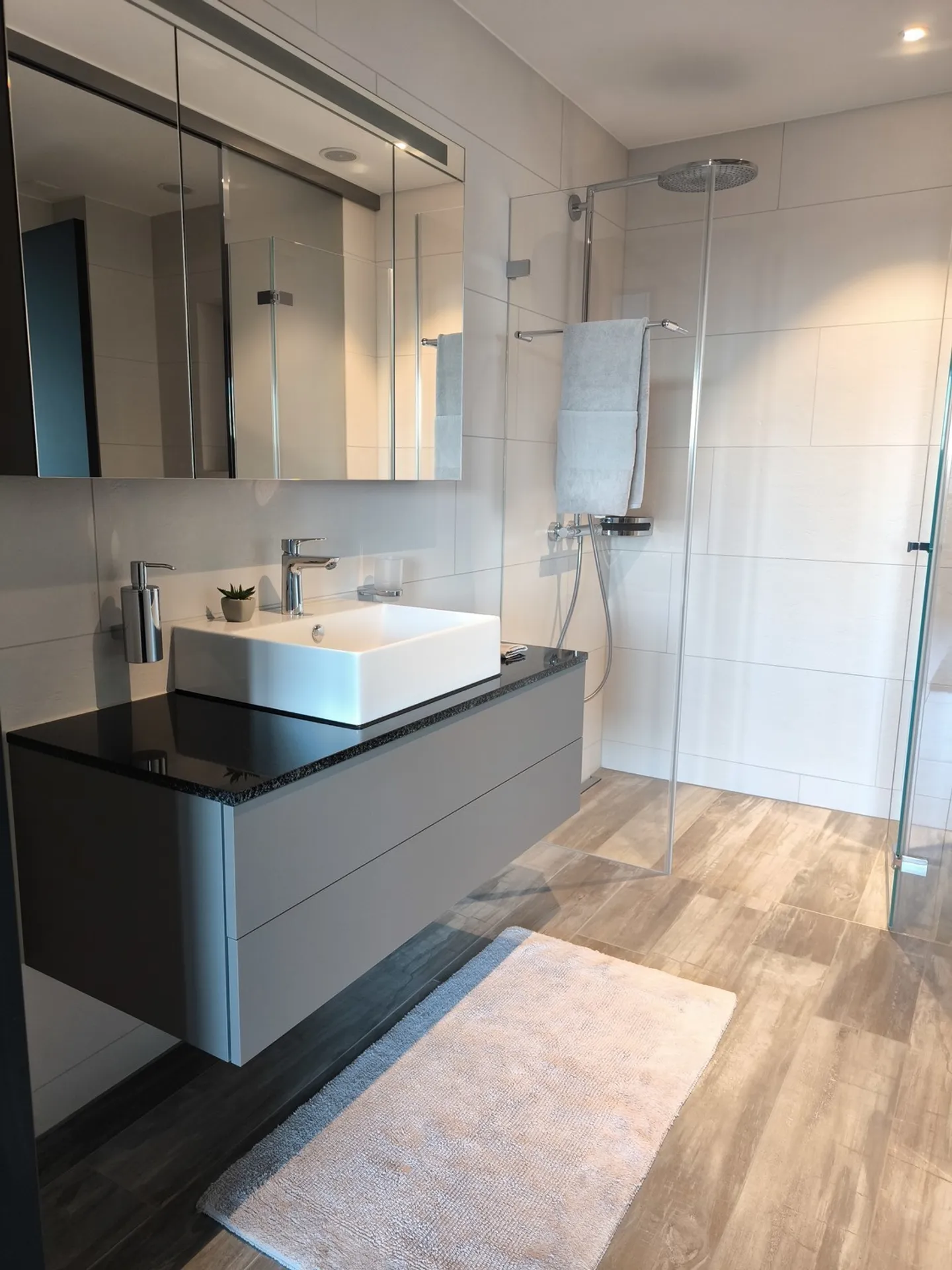 Exklusive, möblierte 2.5-Zimmerwohnung im Three Point Tower - Photo 10 of 15