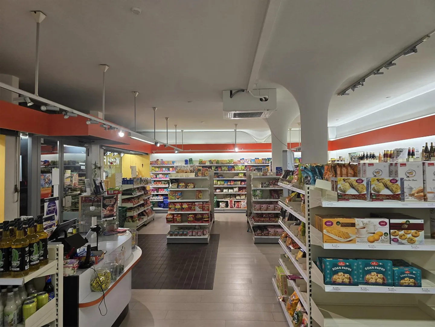 Spazi commerciali nel centro del villaggio! - Foto 3 di 5