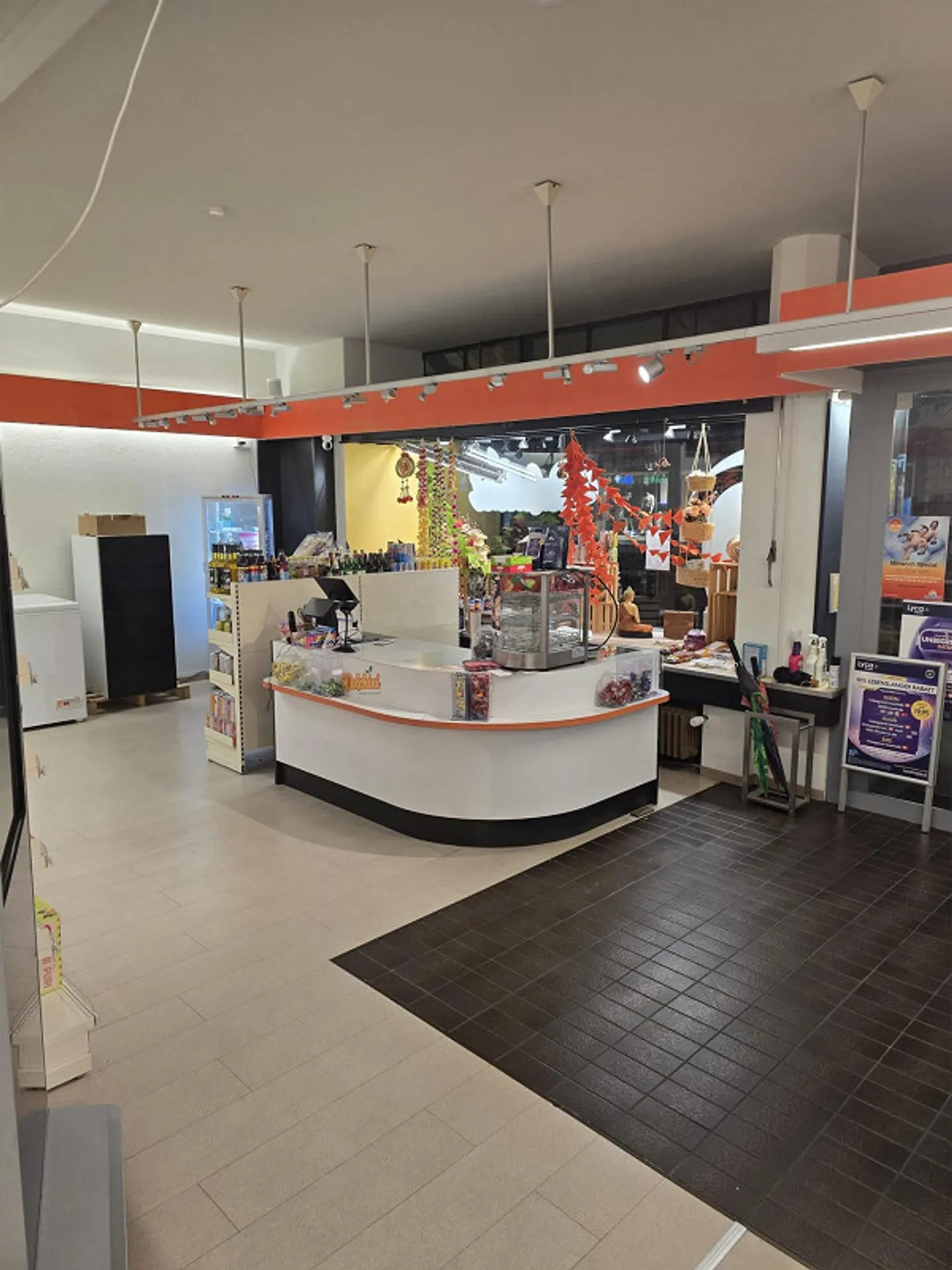 Spazi commerciali nel centro del villaggio! - Foto 4 di 5