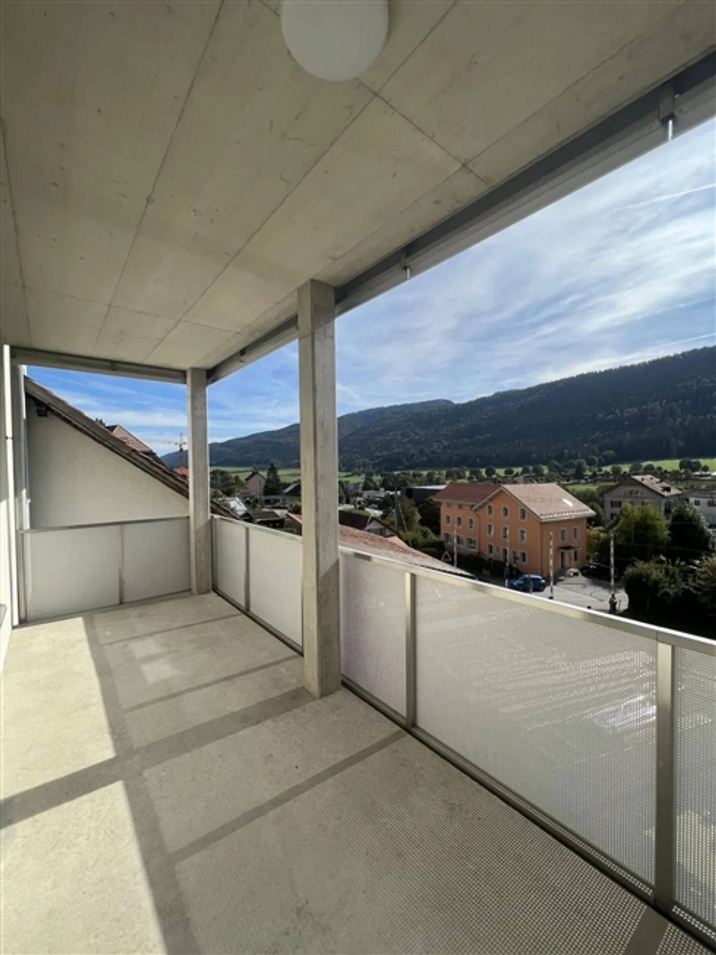 St-Imier, magnificent new building with large balcony - Photo 9 of 9