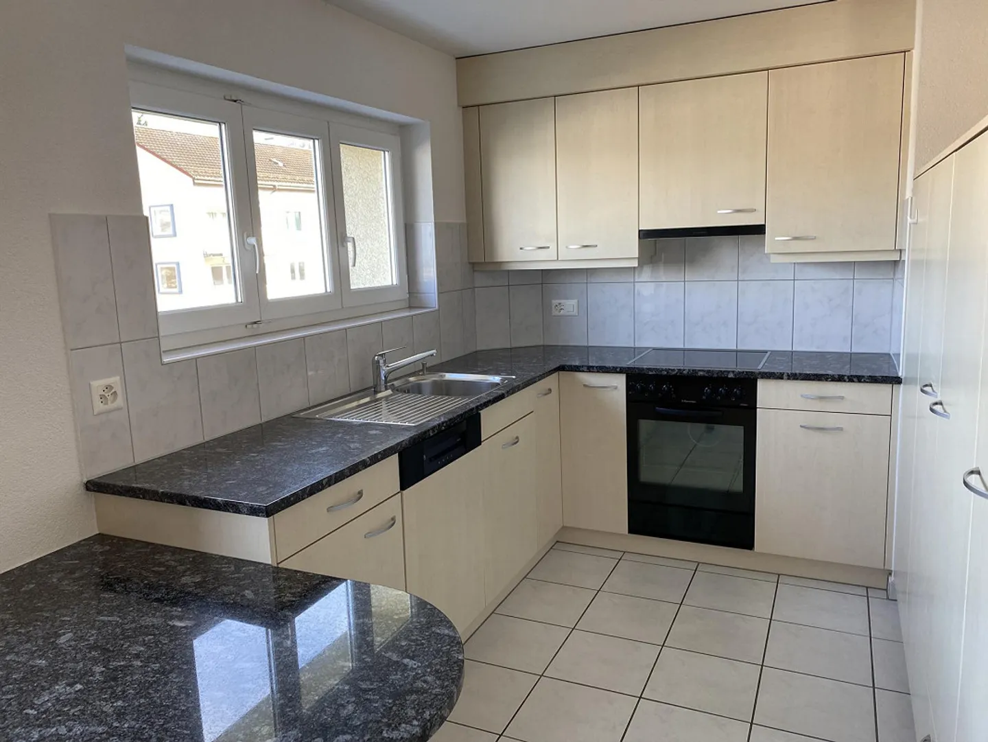 Beautiful bright 4-room apartment in a quiet residential area - Photo 4 of 11