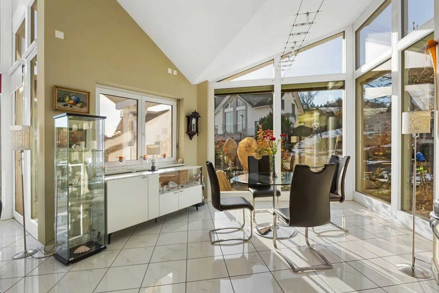 Stylish bungalow in a quiet neighborhood - Photo 3 of 10