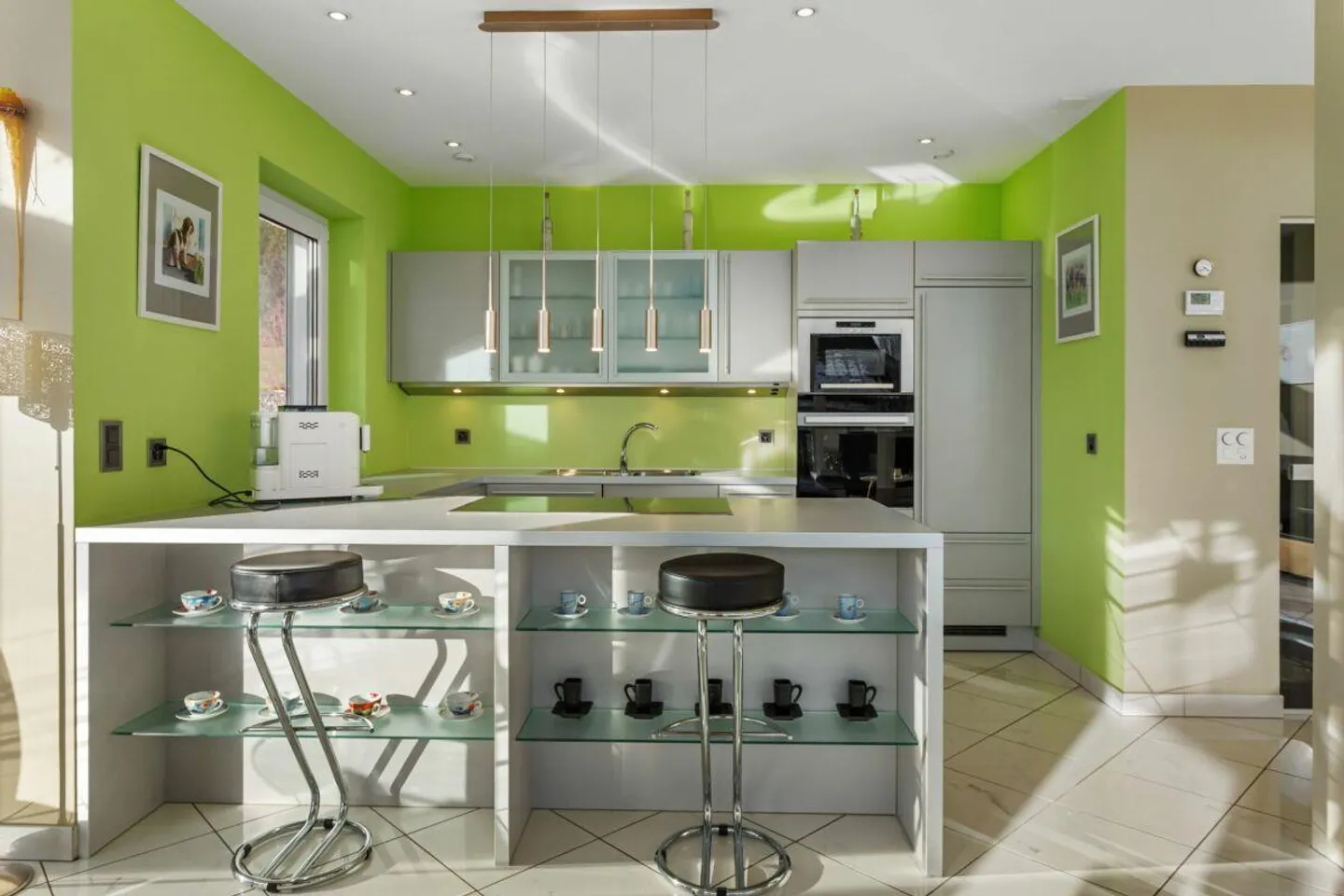 Stylish bungalow in a quiet neighborhood - Photo 4 of 10