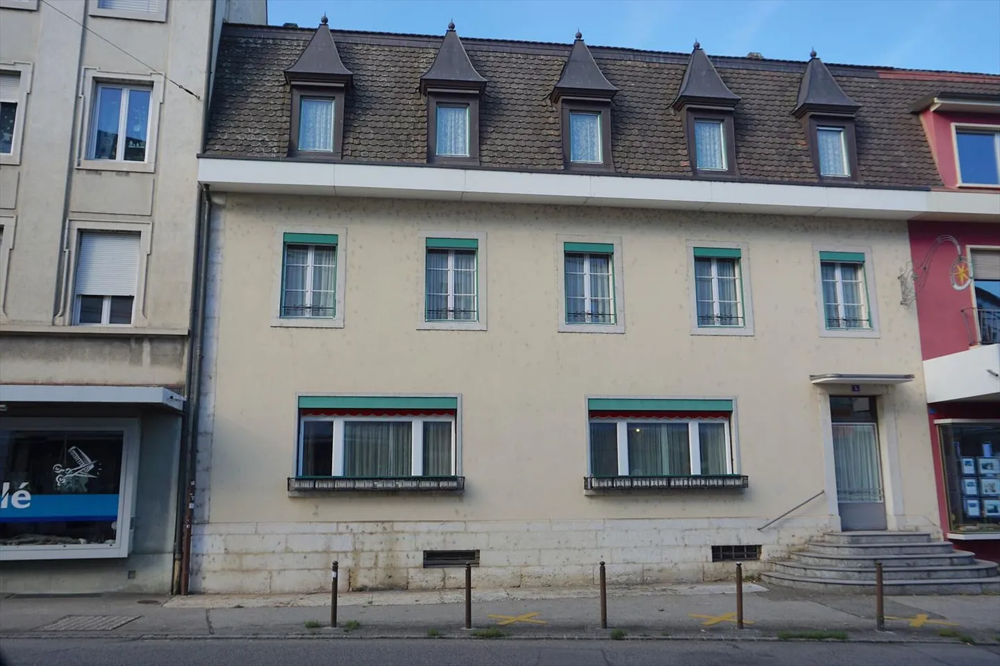 ARI-248 Pour investisseurs - Immeuble d'habitation, ancien restaurant à transformer en immeuble de rendement - Idéalement situé en zone centrale à Delémont - Photo 2 sur 13