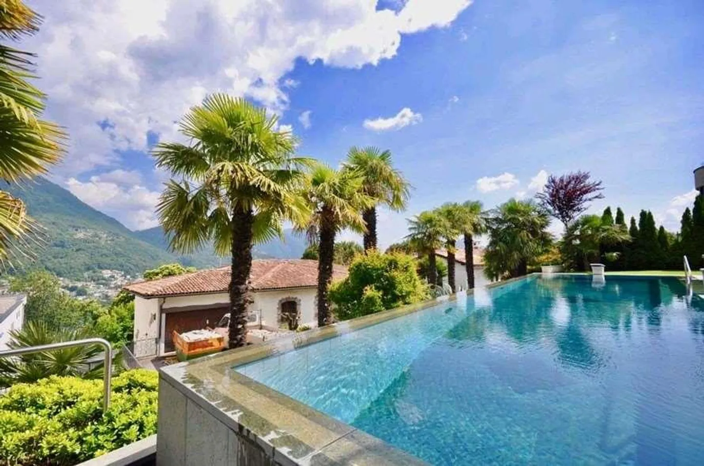 Exclusive villa with lake view in Comano - Photo 3 of 10