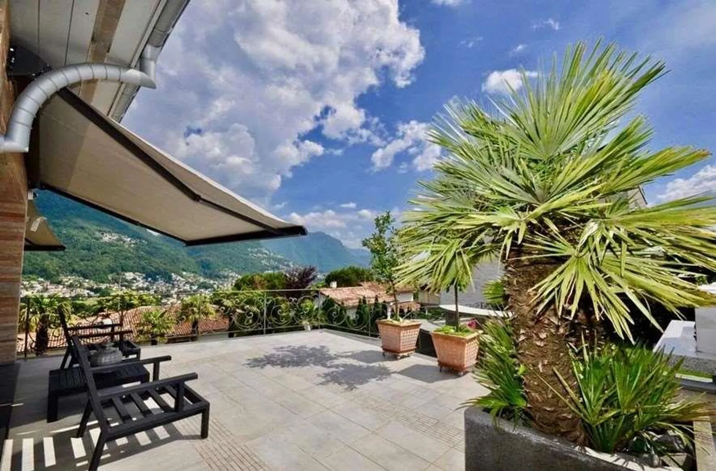 Exclusive villa with lake view in Comano - Photo 4 of 10
