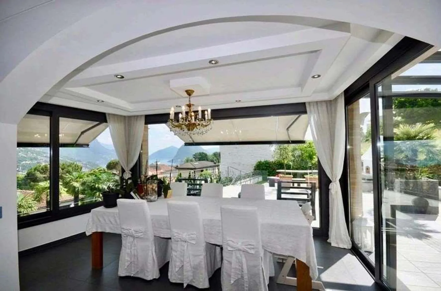 Exclusive villa with lake view in Comano - Photo 5 of 10