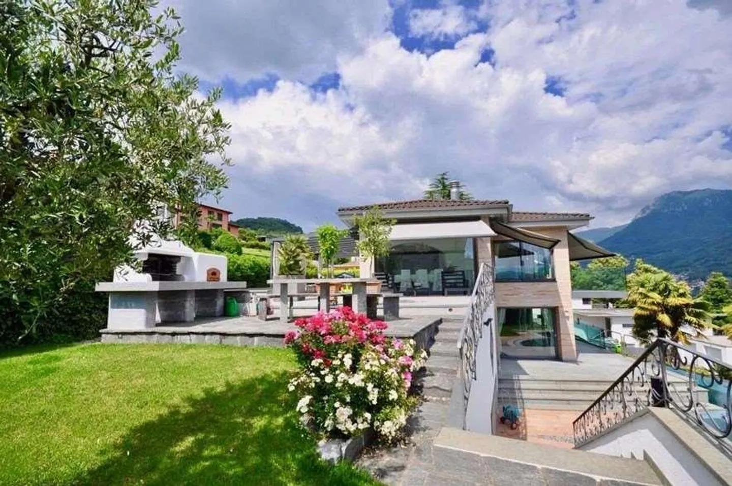 Exclusive villa with lake view in Comano - Photo 1 of 10