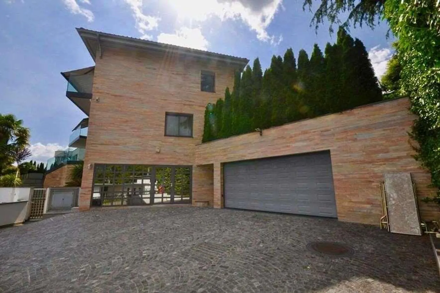 Exclusive villa with lake view in Comano - Photo 10 of 10