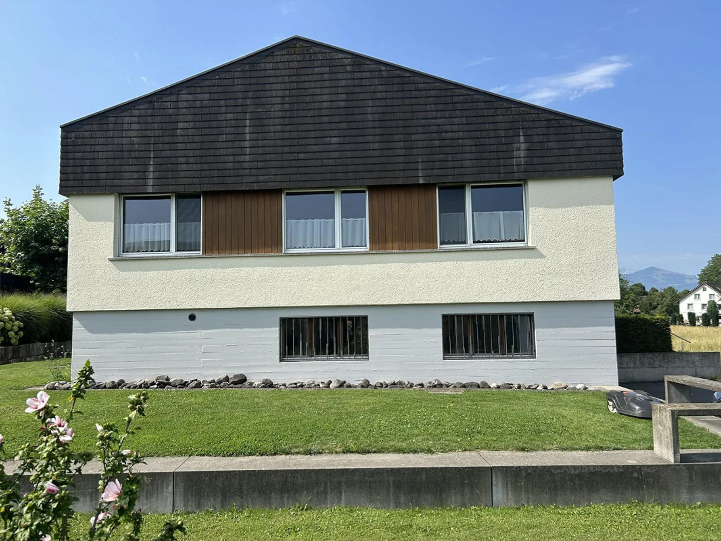 Spacious House in Beautiful Location - Photo 15 of 16
