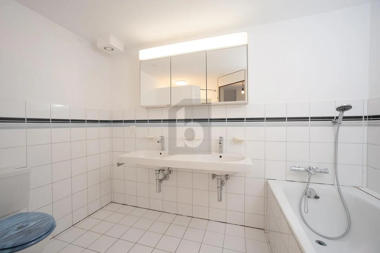 FRESHLY RENOVATED IN A CENTRAL LOCATION - Photo 5 of 6