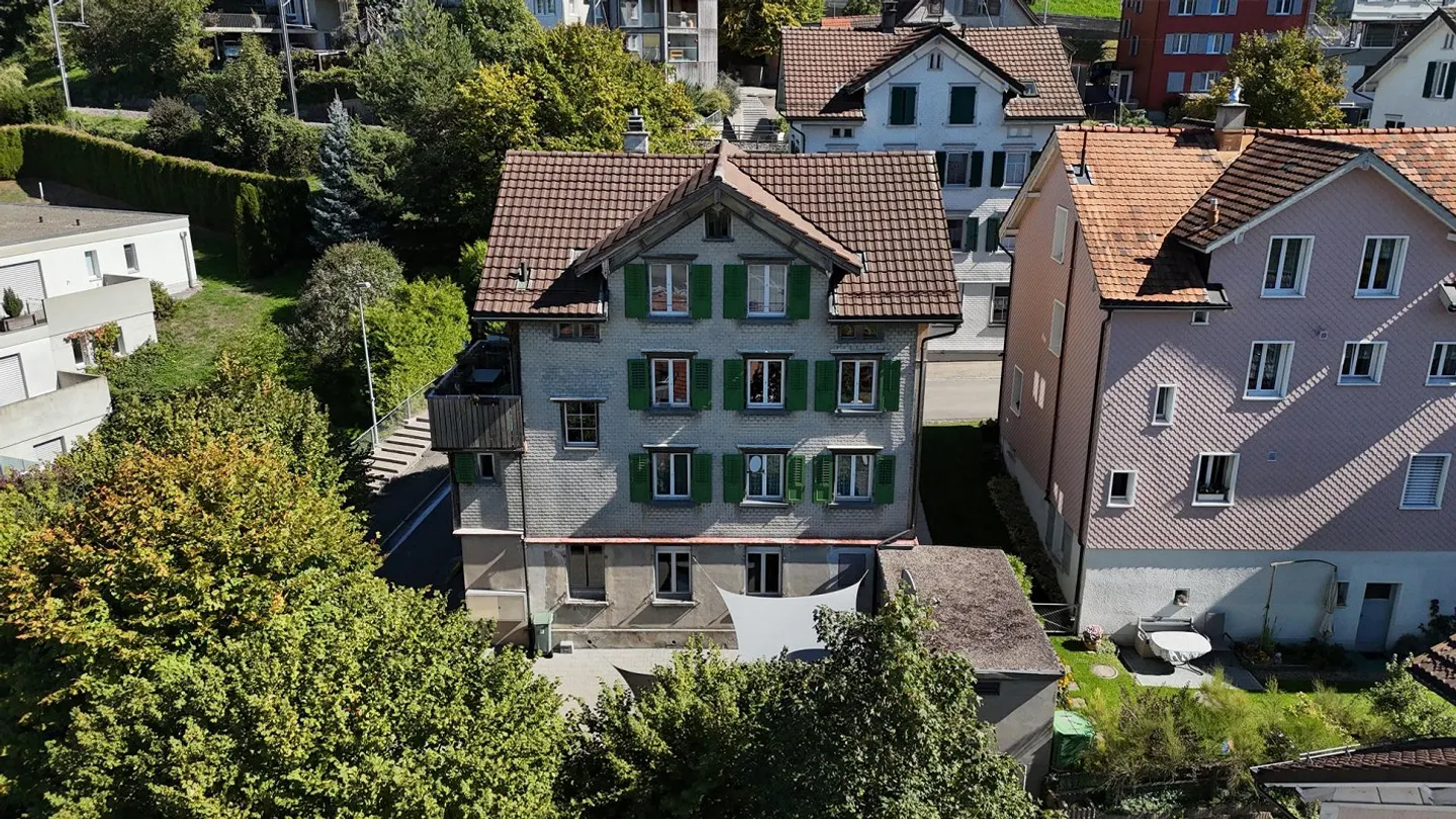 Multi-family house with 3 apartments, potential and attractive residential location - Photo 3 of 21