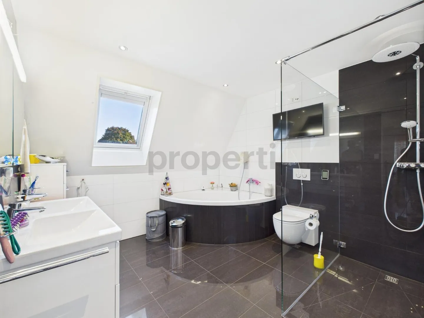 Exclusive penthouse apartment with 40 m² roof terrace & winter garden - Privacy, comfort in Widnau - Photo 7 of 11