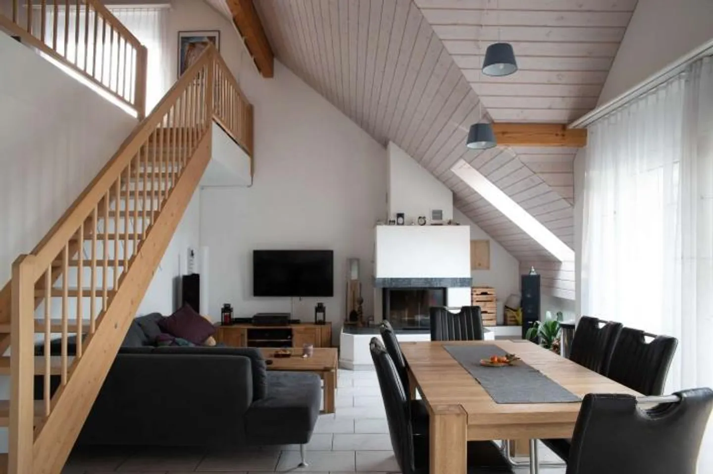 Appartement en penthouse lumineux et spacieux avec grande galerie dans un emplacement calme - Photo 3 sur 18