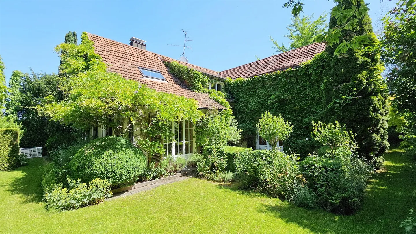 Single-family house with spacious plot in a quiet location - Photo 1 of 2