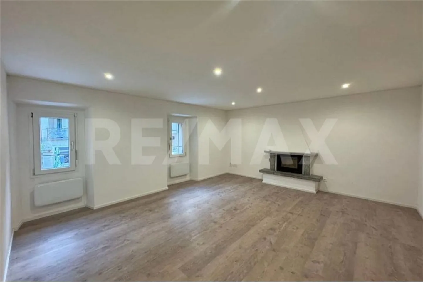 Maison à deux familles avec revenus locatifs - Photo 1 sur 13