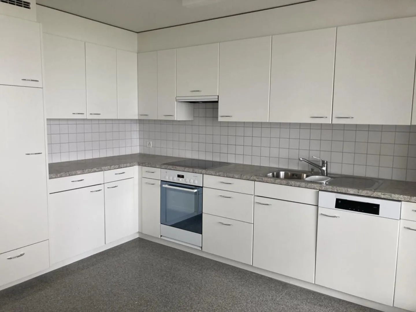 Affordable apartment with a view of greenery - Photo 2 of 5