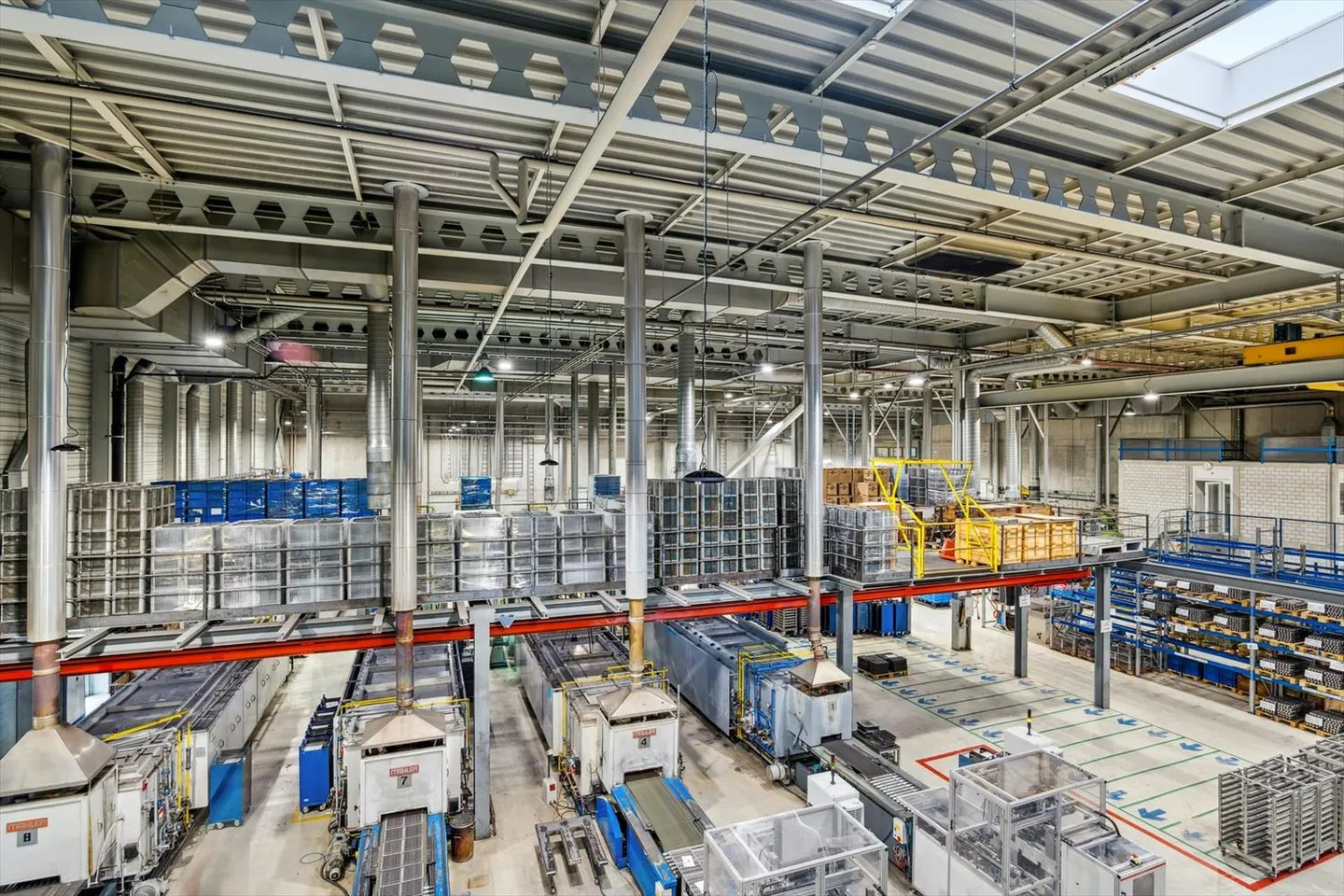 Approx. 1,500 m2 large, 10m high, truck-accessible industrial hall with 8t cranes and high floor load, office - Photo 2 of 8