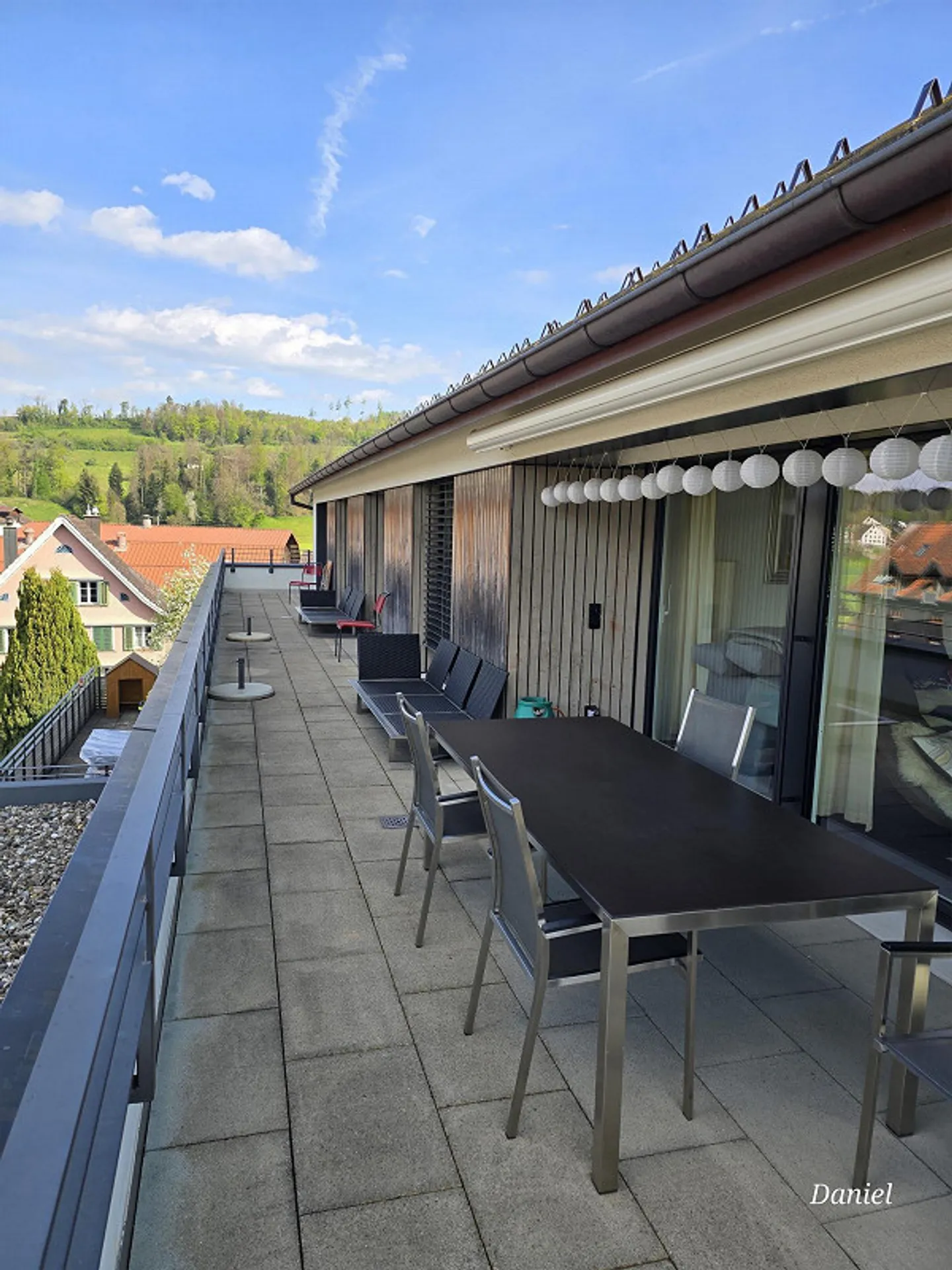 Beautiful, sunny room in a large attic apartment - Photo 3 of 4
