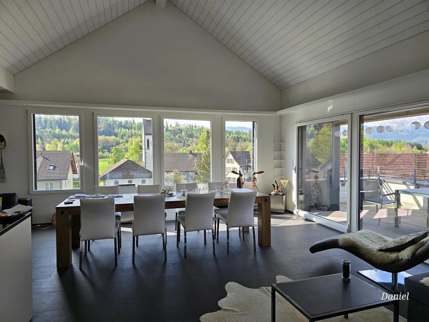 Beautiful, sunny room in a large attic apartment - Photo 4 of 4