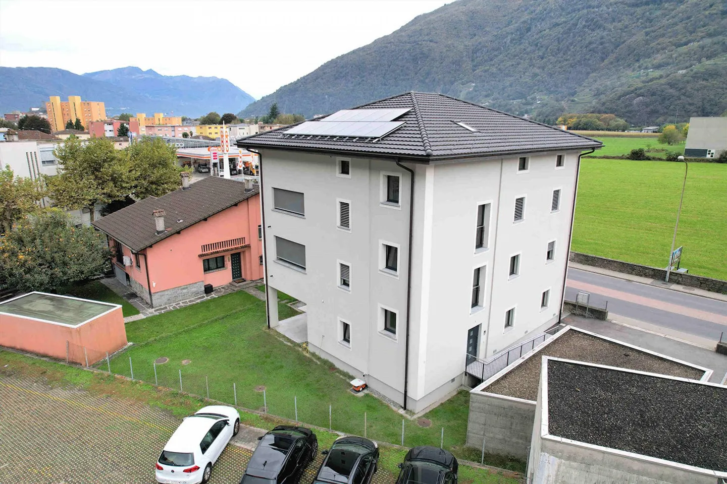 Vollständig renoviertes Haus: 2 Wohnungen und Büro in einer strategischen Lage - Foto 2 von 14