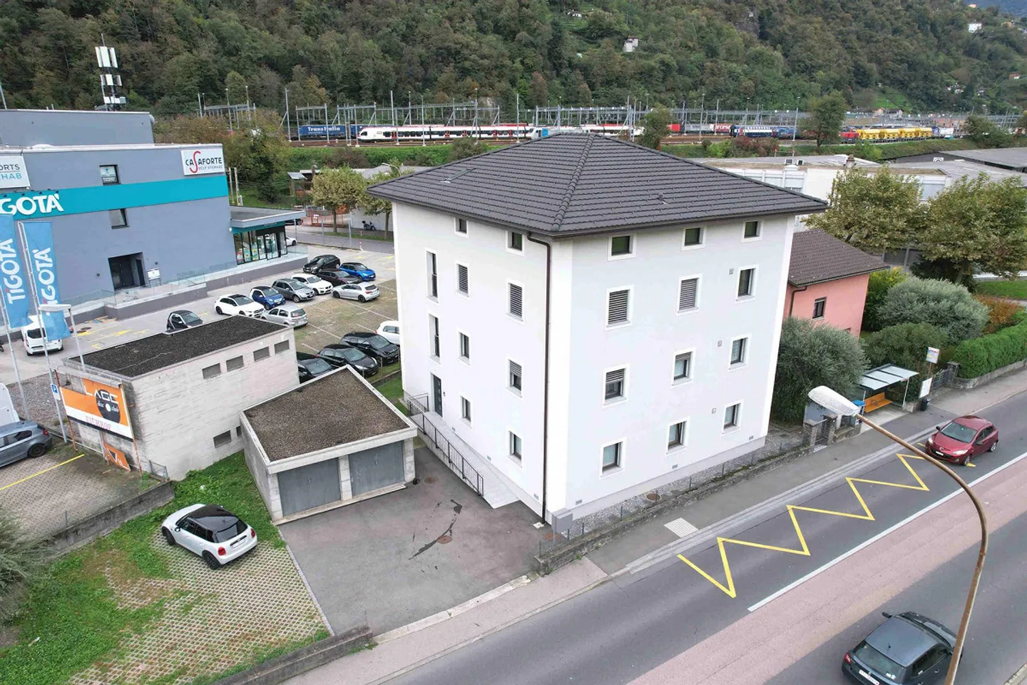 Vollständig renoviertes Haus: 2 Wohnungen und Büro in einer strategischen Lage - Foto 3 von 14