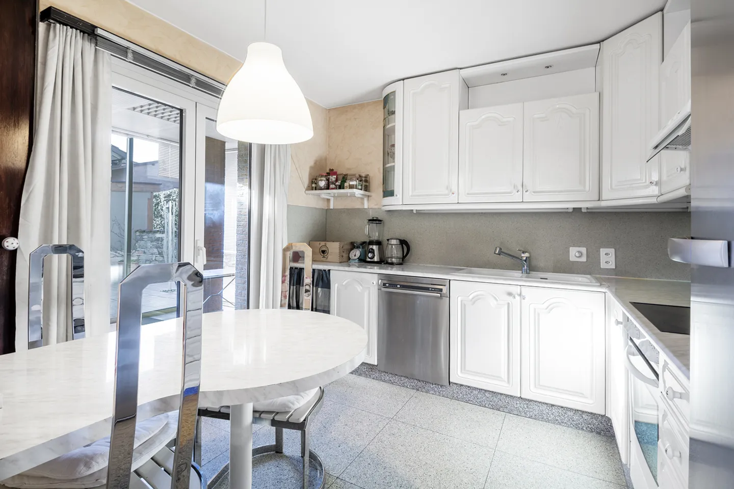 Appartement avec jardin dans une maison jumelée avec grand grenier - Photo 4 sur 10