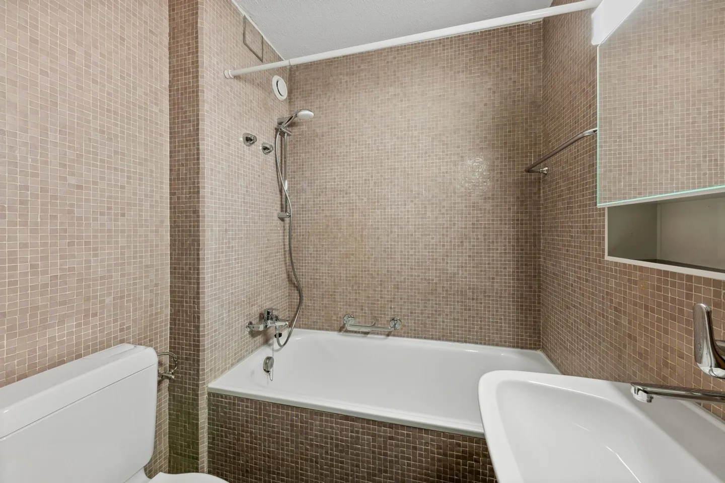 Appartamento arredato con 2 camere situato in posizione centrale - Foto 9 di 10