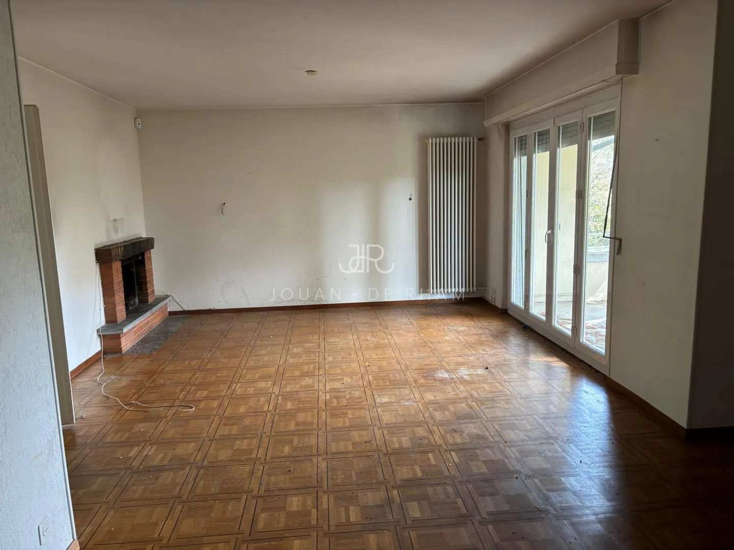 Property with High Potential? Individual House and Pool to Renovate, on a Plot - Photo 5 of 8