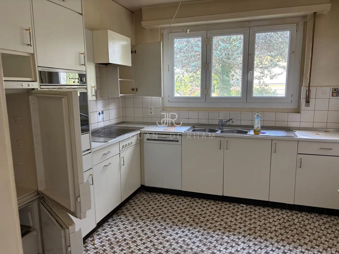 Property with High Potential? Individual House and Pool to Renovate, on a Plot - Photo 6 of 8