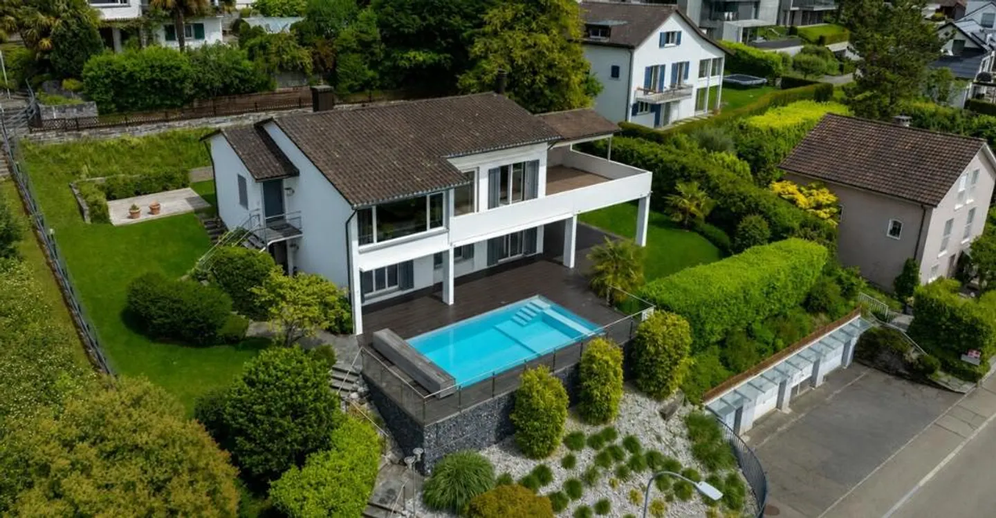 Herrliberg: exklusives Einfamilienhaus mit Seesicht, Garten und Pool - Foto 1 von 7