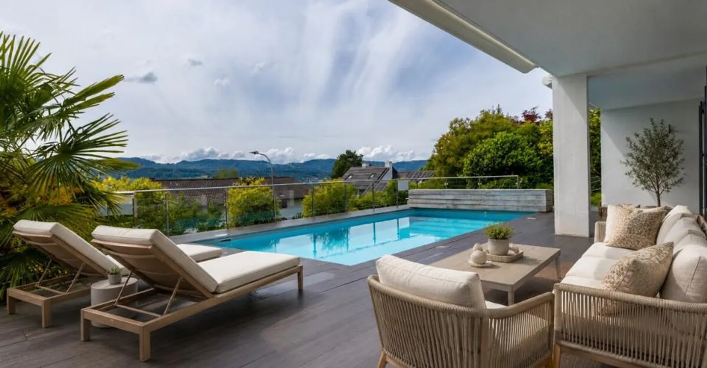 Herrliberg: exklusives Einfamilienhaus mit Seesicht, Garten und Pool - Foto 2 von 7