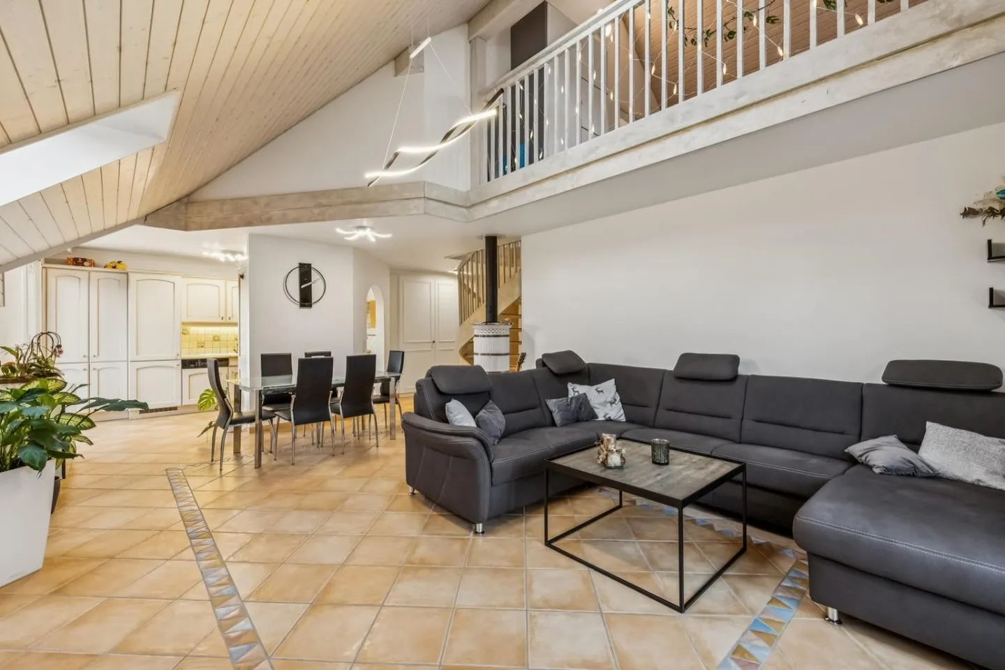 Duplex di 5,5 stanze con grande spazio indipendente - Foto 1 di 13